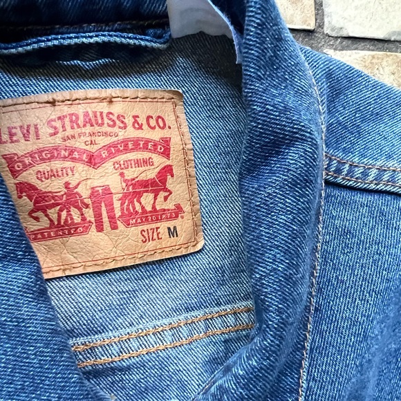 Levi’s Denim Jacket (women) - Picture 2 of 6